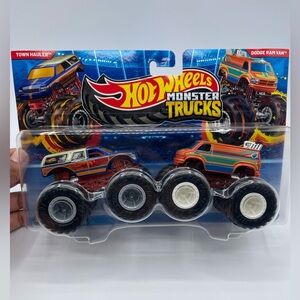 Hot Wheels Monster Trucks 1:64 Demolition Doubles Town Hauler Vs Dodge Ram Van
